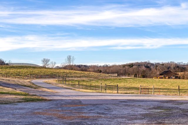 2564 New Highway 7, Santa Fe, TN 38482