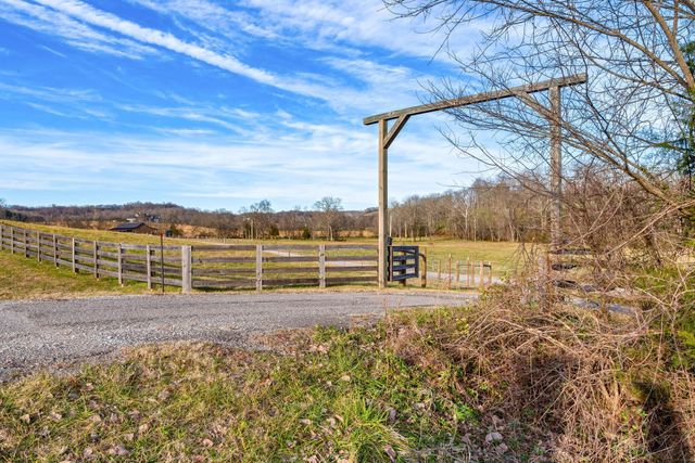 2564 New Highway 7, Santa Fe, TN 38482