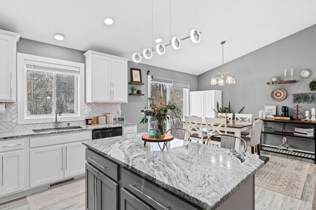 3255 Indiana Avenue N, Robbinsdale, MN 55422