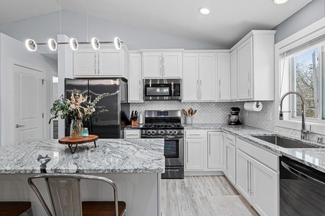 3255 Indiana Avenue N, Robbinsdale, MN 55422