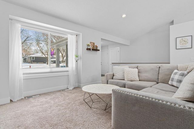 3255 Indiana Avenue N, Robbinsdale, MN 55422