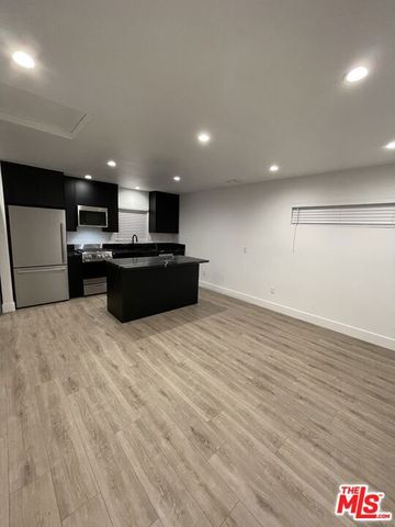 9504 Gothic Avenue, North Hills (los Angeles), CA 91343