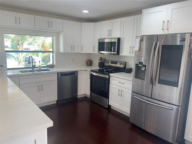 2925 E Aviary Dr, Cooper City, FL 33026