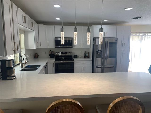 2925 E Aviary Dr, Cooper City, FL 33026