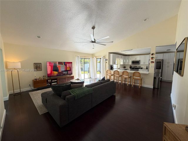 2925 E Aviary Dr, Cooper City, FL 33026