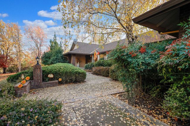 8658 Knobhill Circle, Redding, CA 96001