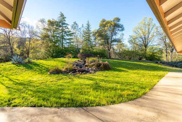 8658 Knobhill Circle, Redding, CA 96001