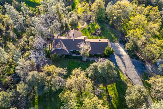 8658 Knobhill Circle, Redding, CA 96001