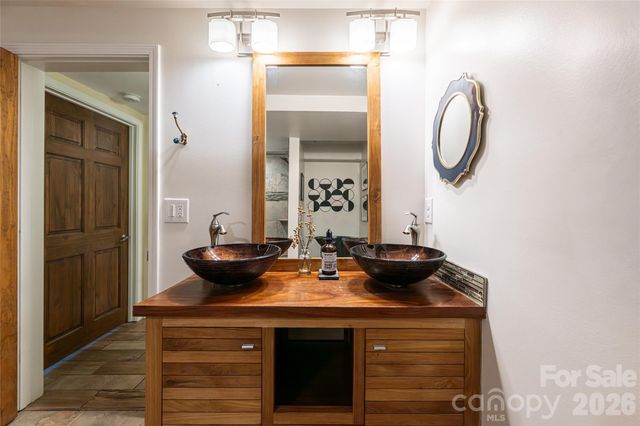 10 Lance Lane, Asheville, NC 28806