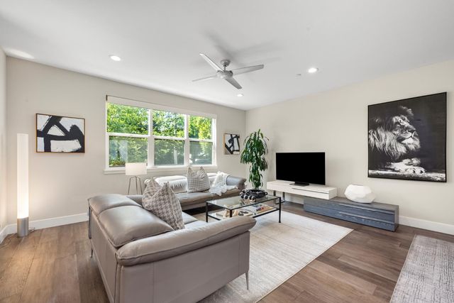 425 10th St, Sacramento, CA 95814