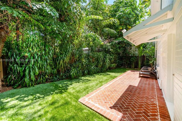 3569 Avocado Ave, Coconut Grove, FL 33133