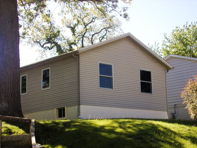 1521 Emerald Drive, Davenport, IA 52804