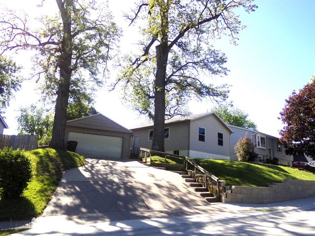 1521 Emerald Drive, Davenport, IA 52804