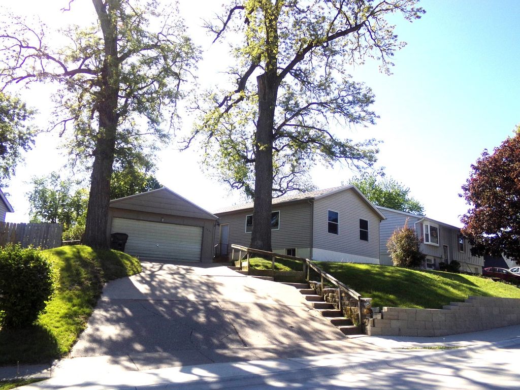 1521 Emerald Drive, Davenport, IA 52804