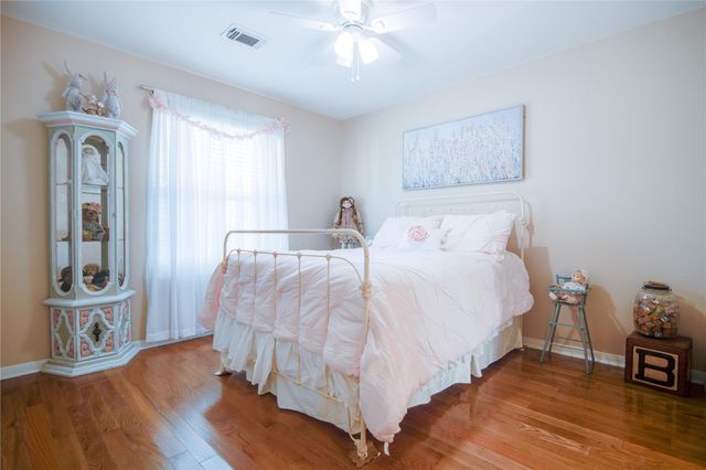 614 Olde Oaks Drive, Dickinson, TX 77539