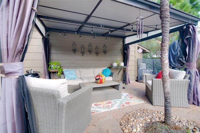 614 Olde Oaks Drive, Dickinson, TX 77539