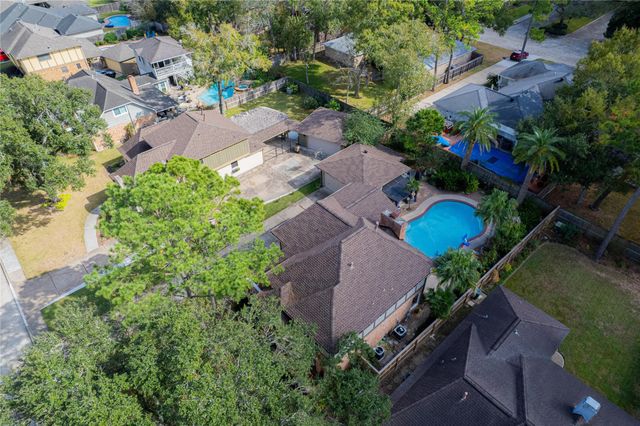 614 Olde Oaks Drive, Dickinson, TX 77539