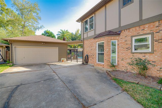 614 Olde Oaks Drive, Dickinson, TX 77539