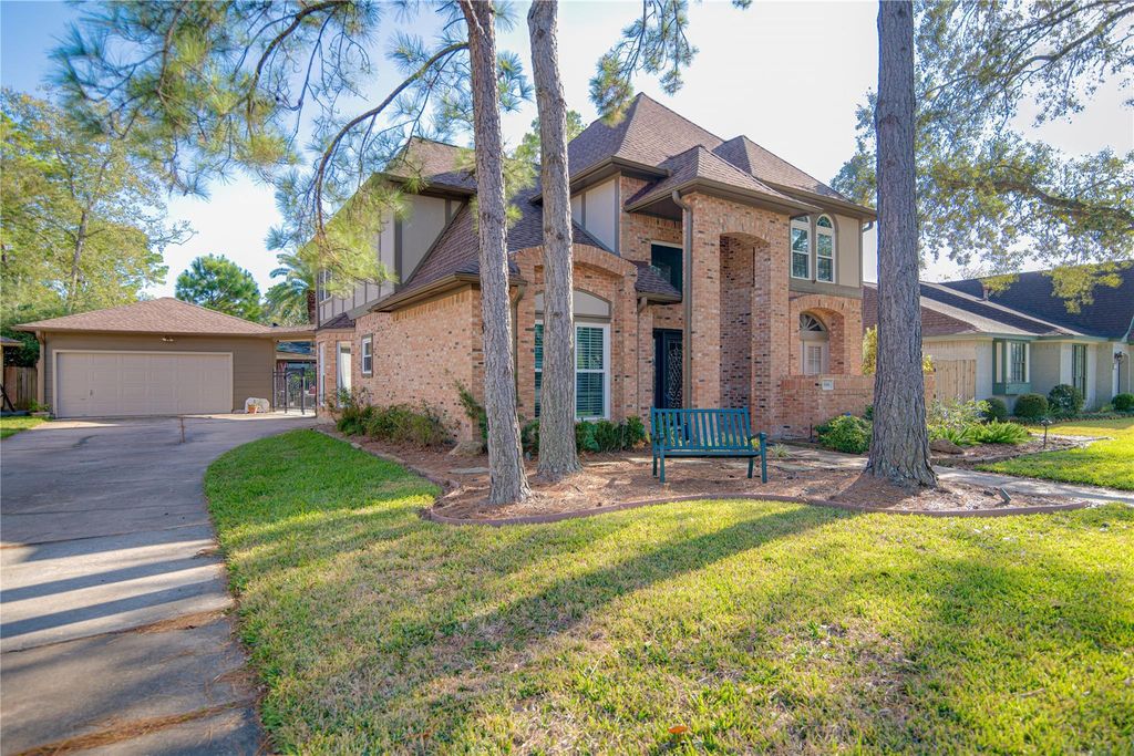 614 Olde Oaks Drive, Dickinson, TX 77539