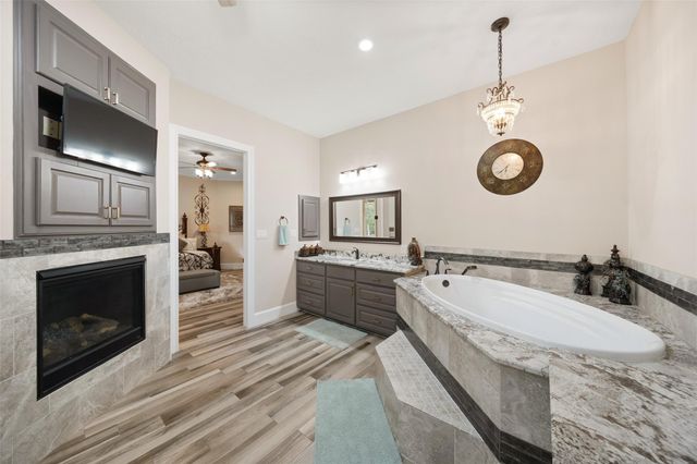 15442 Crown Oaks Drive, Montgomery, TX 77316
