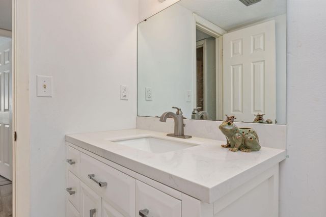 201 E College Boulevard 13, Niceville, FL 32578