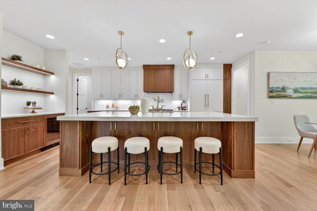 7601 MARYKNOLL AVE, Bethesda, MD 20817