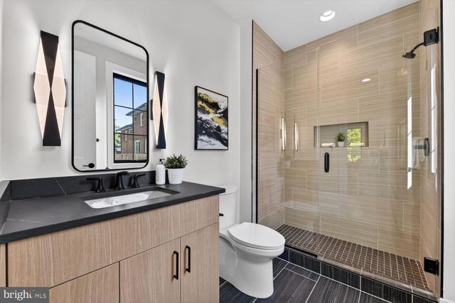 7601 MARYKNOLL AVE, Bethesda, MD 20817