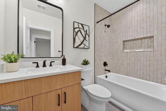 7601 MARYKNOLL AVE, Bethesda, MD 20817