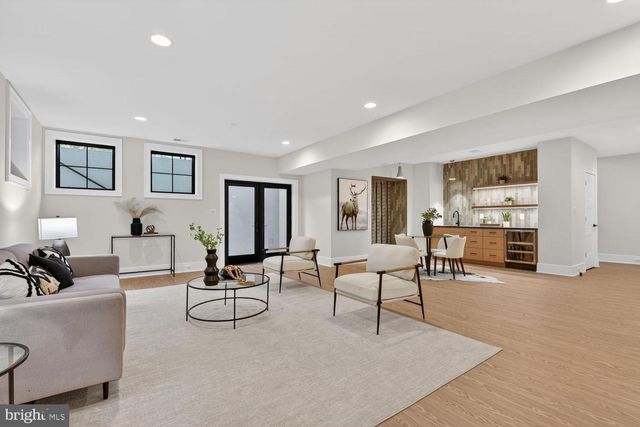 7601 MARYKNOLL AVE, Bethesda, MD 20817