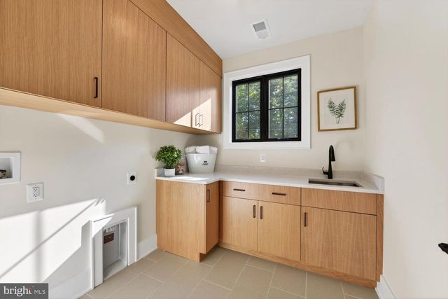 7601 MARYKNOLL AVE, Bethesda, MD 20817