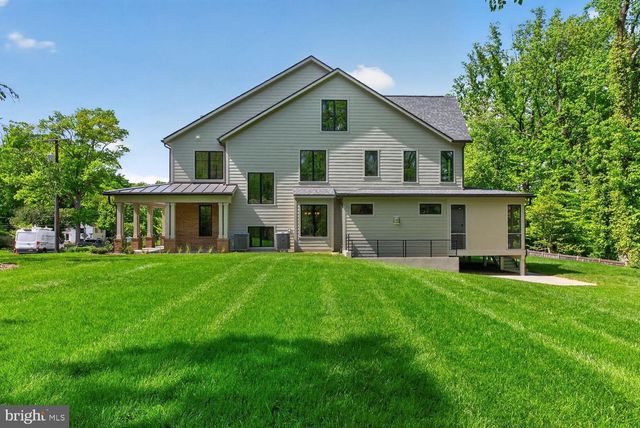 7601 MARYKNOLL AVE, Bethesda, MD 20817