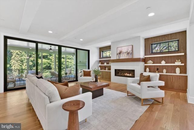 7601 MARYKNOLL AVE, Bethesda, MD 20817