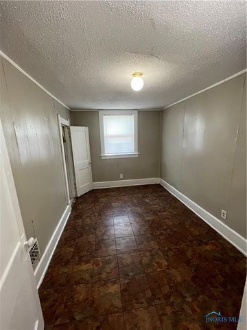 926 St. John, Toledo, OH 43608