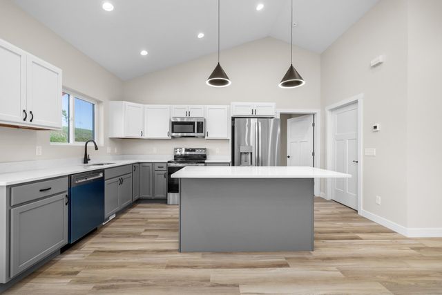 2401 15th St NW, Minot, ND 58703