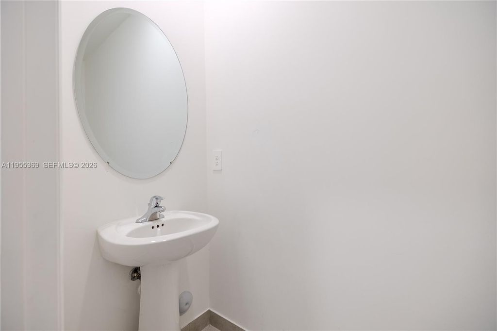 Image 15 of property listing at 24671 SW 119th Pl, Homestead, FL 33032