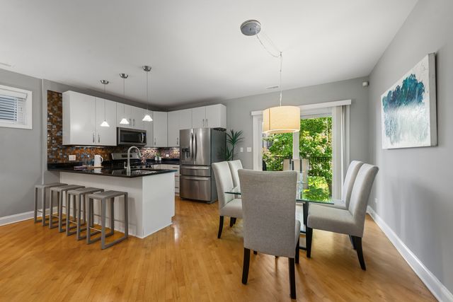 819 N Damen Avenue 2, Chicago, IL 60622