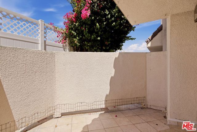 5145 Yarmouth Avenue 19, Los Angeles, CA 91316