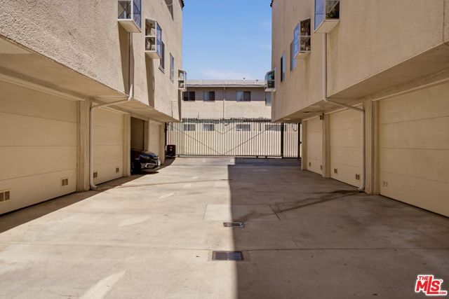 5145 Yarmouth Avenue 19, Los Angeles, CA 91316