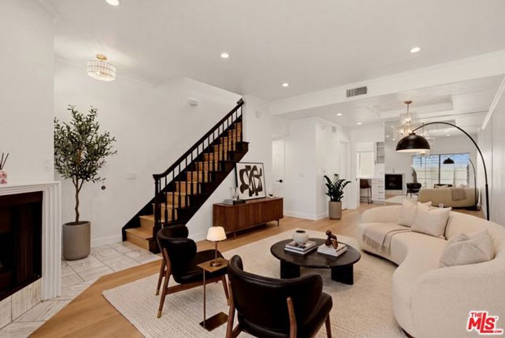 5145 Yarmouth Avenue 19, Los Angeles, CA 91316