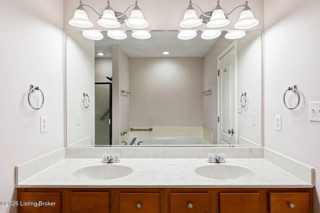 8501 Quebec Ct, Louisville, KY 40228