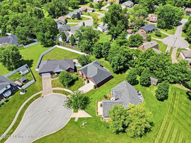 8501 Quebec Ct, Louisville, KY 40228