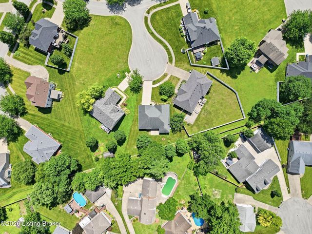 8501 Quebec Ct, Louisville, KY 40228