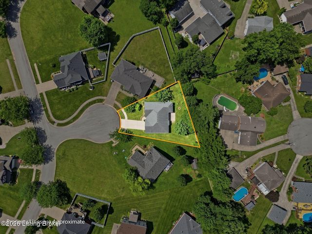 8501 Quebec Ct, Louisville, KY 40228