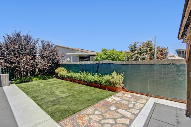 9875 Clyde Ingalsbe St, Elk Grove, CA 95624