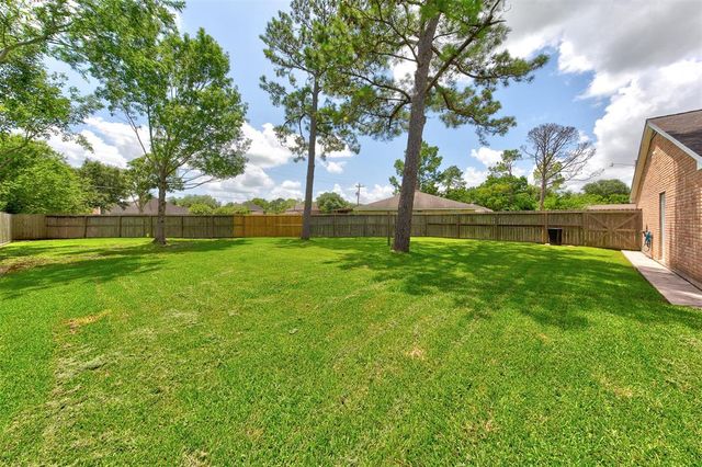 805 E Stadium Court, Friendswood, TX 77546