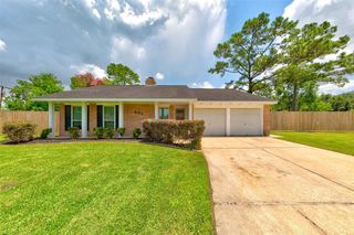 805 E Stadium Court, Friendswood, TX 77546