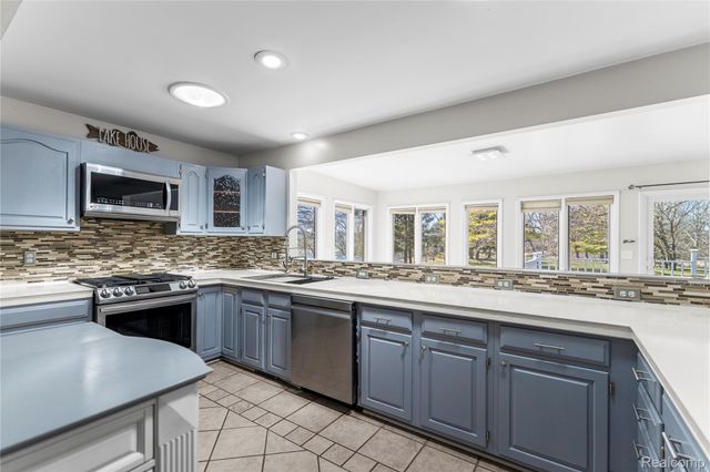 503 Thornehill Trail, Oxford Village, MI 48371
