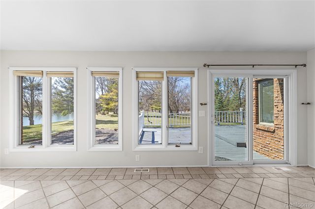 503 Thornehill Trail, Oxford Village, MI 48371