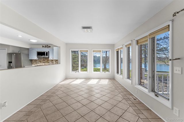 503 Thornehill Trail, Oxford Village, MI 48371