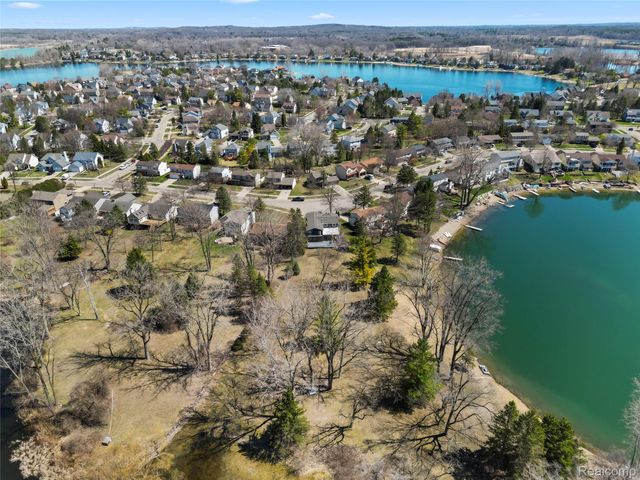 503 Thornehill Trail, Oxford Village, MI 48371